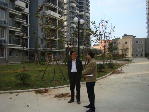 董事長調(diào)研城區(qū)老舊小區(qū)管道燃?xì)馀涮坠ぷ?>                            <div   id="a7pss8nc7r3"   class="con">
                                <span id="a7pss8nc7r3"    class="title">董事長調(diào)研城區(qū)老舊小區(qū)管道燃?xì)馀涮坠ぷ?/span>
                                <p class="des">&nbsp;

	近日，公司黨委書記、董事長潘炳應(yīng)先后深入渡江路沿街樓棟、百圣花苑、同慶北苑、錦都商城、古樹新村、馬山公寓等26處前期開發(fā)未“三同時(shí)”配套管道燃?xì)獾某菂^(qū)老舊小區(qū)（樓棟），實(shí)地考察、調(diào)研公司老舊小區(qū)氣化工作推進(jìn)情況。


	每到一處，潘炳應(yīng)都細(xì)致查看小區(qū)周邊管網(wǎng)配套條件，詳細(xì)了解氣化工作實(shí)際困難，并認(rèn)真傾聽小區(qū)居民對(duì)公司配套管道燃?xì)獾囊庖姾徒ㄗh。對(duì)于老舊小區(qū)氣化工作，潘炳應(yīng)...</p>
                            </div>
                            <div   id="a7pss8nc7r3"   class="time">
                                <span id="a7pss8nc7r3"    class="day">05</span>
                                <span id="a7pss8nc7r3"    class="year-month">2014-05</span>
                            </div>
                        </a>
                    </li>
                                        <li>
                        <a href="show.php?Id=218" target="_blank">
                            <img src=