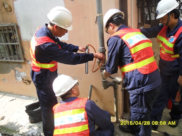 安慶港華開展燃?xì)鈽菞澒艿佬孤┭菥?>                            <div   id="a7pss8nc7r3"   class="con">
                                <span id="a7pss8nc7r3"    class="title">安慶港華開展燃?xì)鈽菞澒艿佬孤┭菥?/span>
                                <p class="des">
	4月28日，為提高公司員工及用氣居民安全意識(shí)，營造人人關(guān)注安全的良好安全氛圍，安慶港華積極開展燃?xì)鈽菞澒艿佬孤?yīng)急搶險(xiǎn)演練。 


	上午8時(shí)45分演練在長鑫花園小區(qū)正式開始，一輛汽車因駕駛不慎，撞擊了小區(qū)6號(hào)樓的戶外燃?xì)庖牍?，致使燃?xì)庑孤?，隨時(shí)會(huì)引起火災(zāi)或爆炸的發(fā)生。安慶港華應(yīng)急小組在接到“報(bào)警”后，14名工作人員快速趕赴現(xiàn)場(chǎng)進(jìn)行險(xiǎn)情處置。探測(cè)泄漏點(diǎn)天然氣濃度，關(guān)閉閥門，在險(xiǎn)情得到...</p>
                            </div>
                            <div   id="a7pss8nc7r3"   class="time">
                                <span id="a7pss8nc7r3"    class="day">04</span>
                                <span id="a7pss8nc7r3"    class="year-month">2015-05</span>
                            </div>
                        </a>
                    </li>
                                        <li>
                        <a href="show.php?Id=381" target="_blank">
                                                        <div   id="a7pss8nc7r3"   class="con">
                                <span id="a7pss8nc7r3"    class="title">安慶港華積極適應(yīng)新常態(tài) 有序推進(jìn)地下管網(wǎng)升級(jí)改造</span>
                                <p class="des">&nbsp;

	我市開展支持中小企業(yè)健康發(fā)展行動(dòng)以來，安慶港華主動(dòng)適應(yīng)新常態(tài)，充分結(jié)合公司實(shí)際和“安全安慶提升年”活動(dòng)，主動(dòng)加大城市燃?xì)夤芫W(wǎng)更新改造力度，先后投入800萬余元，全力推進(jìn)同安路、湖心北路、天柱山路、菱湖南路等路段及部分小區(qū)約10余公里地下燃?xì)夤艿赖母赂脑?，著力保障中小企業(yè)和居民安全平穩(wěn)用氣。


	在不斷加大人力物力投入，加快工期進(jìn)度的同時(shí)，安慶港華還三措并行，最大限度...</p>
                            </div>
                            <div   id="a7pss8nc7r3"   class="time">
                                <span id="a7pss8nc7r3"    class="day">04</span>
                                <span id="a7pss8nc7r3"    class="year-month">2015-05</span>
                            </div>
                        </a>
                    </li>
                                        <li>
                        <a href="show.php?Id=382" target="_blank">
                                                        <div   id="a7pss8nc7r3"   class="con">
                                <span id="a7pss8nc7r3"    class="title">安慶港華“雙備改造”提升加氣服務(wù)能力</span>
                                <p class="des">&nbsp;

	近日，港華路加氣站雙電源改造及擴(kuò)能改造的全部完成，新增壓縮機(jī)正式投入聯(lián)動(dòng)運(yùn)行，我市出租車加氣服務(wù)能力得到進(jìn)一步提升和保障。 


	港華路加氣站因位于市中心地帶，每天承擔(dān)著全市近60%車用氣需量，為避免高峰時(shí)段加氣排隊(duì)，2014年12月底，安慶港華對(duì)該加氣站進(jìn)行“雙備份式”改造,一手抓內(nèi)部設(shè)備升級(jí)，在現(xiàn)有兩臺(tái)壓縮機(jī)投運(yùn)的基礎(chǔ)上，增加一臺(tái)備用壓縮機(jī)，有效降低設(shè)備運(yùn)行壓力，...</p>
                            </div>
                            <div   id="a7pss8nc7r3"   class="time">
                                <span id="a7pss8nc7r3"    class="day">04</span>
                                <span id="a7pss8nc7r3"    class="year-month">2015-05</span>
                            </div>
                        </a>
                    </li>
                                        <li>
                        <a href="show.php?Id=380" target="_blank">
                            <img src=