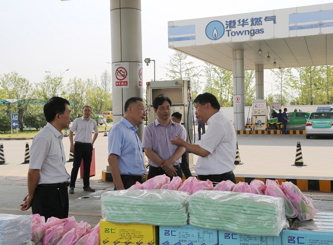 　市領(lǐng)導張君毅看望慰問安慶港華燃氣一線職工