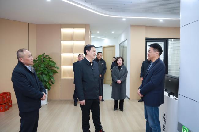 市人大常委會主任周東明蒞臨安慶港華開展新春慰問